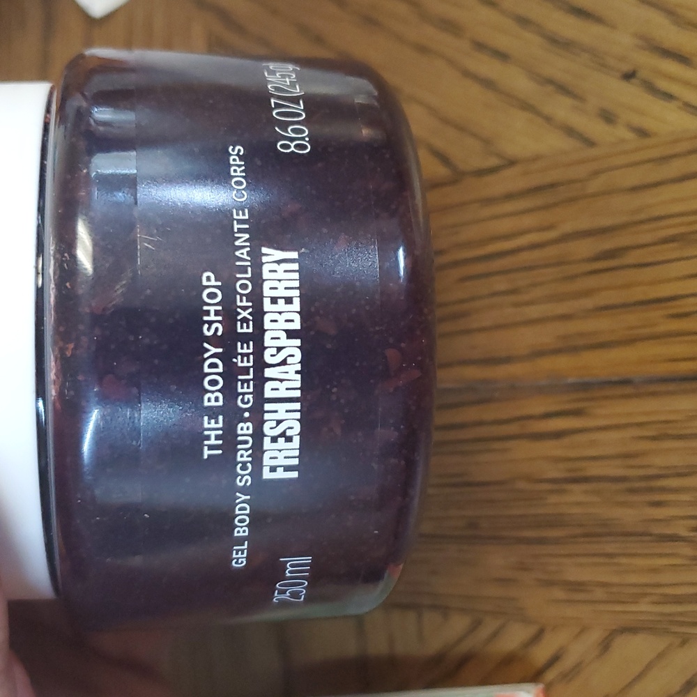 The Body Shop Fresh Raspberry Gel Body Scrub - Red - Picture 2 of 2